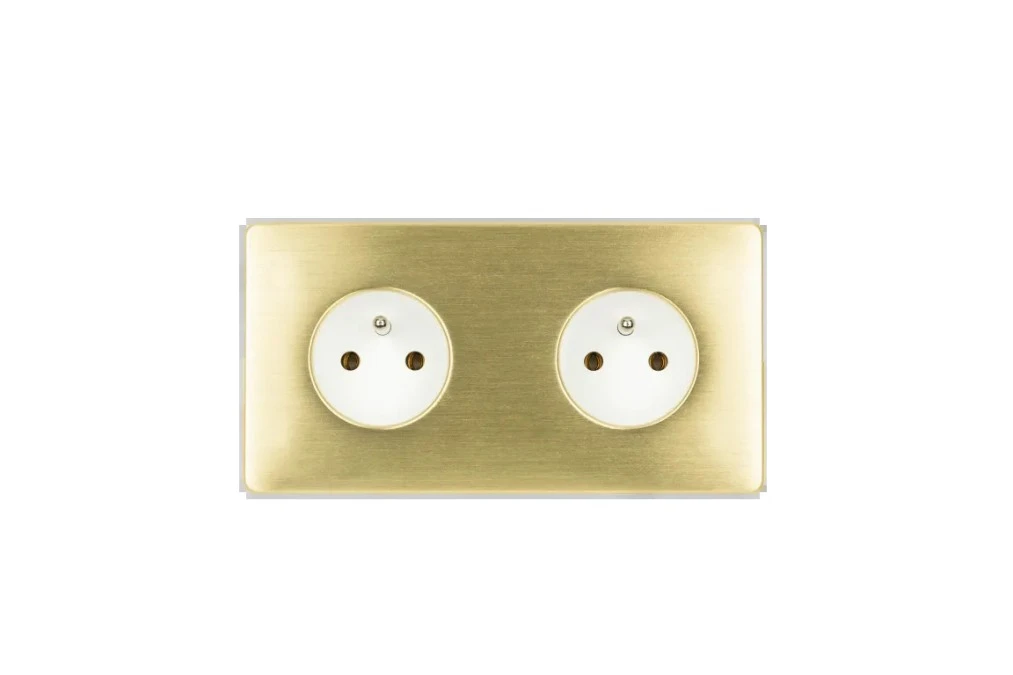 Gniazdko elektryczne białe podwójne ramka stal szczotkowana PVD Brass GN‑SNPBR02B